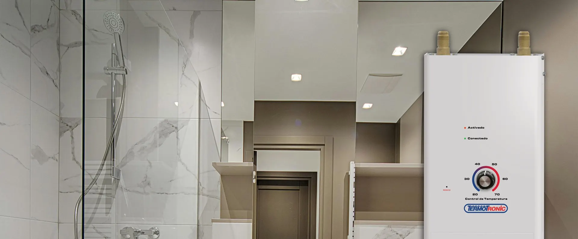 Baño de mármol con un Termotronic